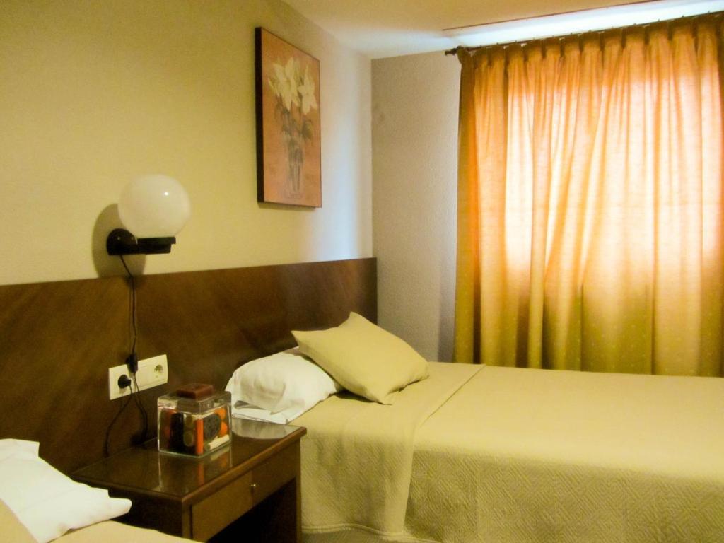 Hotel Avenida Requena Zimmer foto